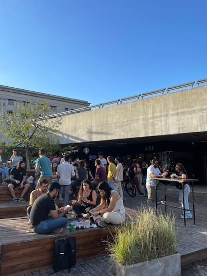 Ache tiene una paradoja: a veces el fin de mes les rendía mejor, porque cuando parte del público no podía pagar la entrada de un boliche, elegía pasar por Ache