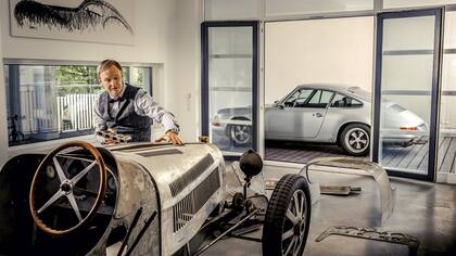 Achim Anscheidt en su Loft Car, trabajando sobre el Bugatti Type 35