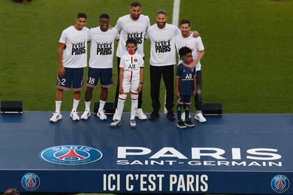 Achraf Hakimi, Georginio Wijnaldum, Gianluigi Donnarumma, Sergio Ramos y Lionel Messi posan durante su presentación en el Parque de los Príncipes, antes del partido de Paris Saint-Germain contra Strasbourg.
