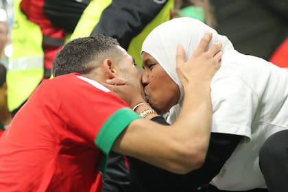 Achraf Hakimi, la figura de Marruecos que juega con Messi en PSG, festejó con su madre la histórica victoria