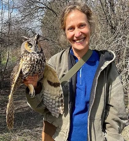 Ackerman con un búho chico (Asio otus) en el Instituto de Investigación sobre Búhos en Montana, Estados Unidos