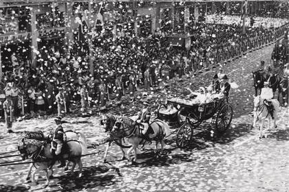 Aclamada por el pueblo griego, la flamante pareja recorre, el 18 de septiembre de 1964, las calles en una carroza.
