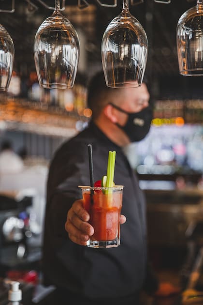 Acodarse en la barra de Kansas a disfrutar un Bloody Mary puede ser la mejor forma de empezar la experiencia.