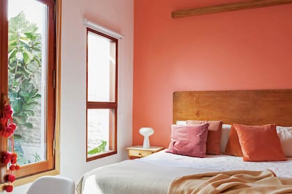 Acolchado de algodón bordado (De Levie), manta (NTR Studio) y almohadones (De Levie).