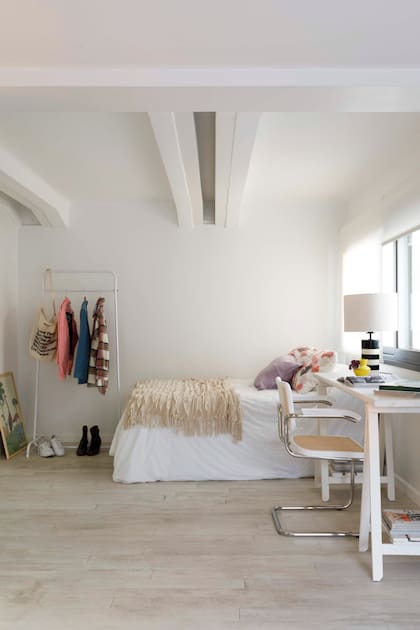 Acolchado y manta (ambos de Arredo). Escritorio con silla Cesca en blanco y perchero al estilo del de los locales de ropa.