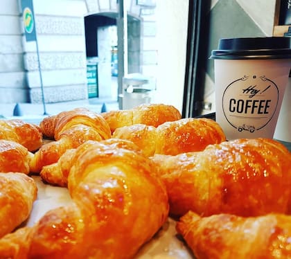 Acompañá el mejor café con una medialuna recién salida del horno