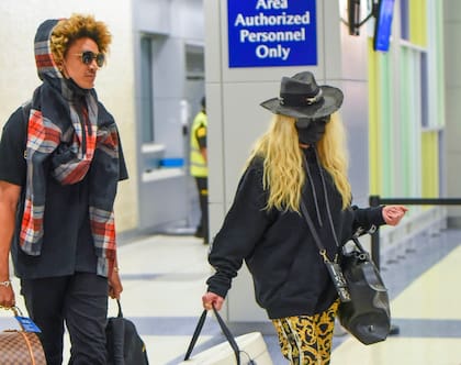 Acompañada de su novio, Ahlamalik Williams, y de sus hijos David Banda, Mercy James y sus gemelas Stella y Estere, Madonna regresa al aeropuerto JFK de Nueva York después de festejar sus 63 en el extranjero.
