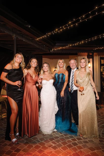 Acompañada por amigas que llegaron de Rosario, la novia posa con su mamá y su pareja, Cristiano Rattazzi, y con su hermana menor, Justine (a la derecha de la imagen), que optó por un vestido dorado.