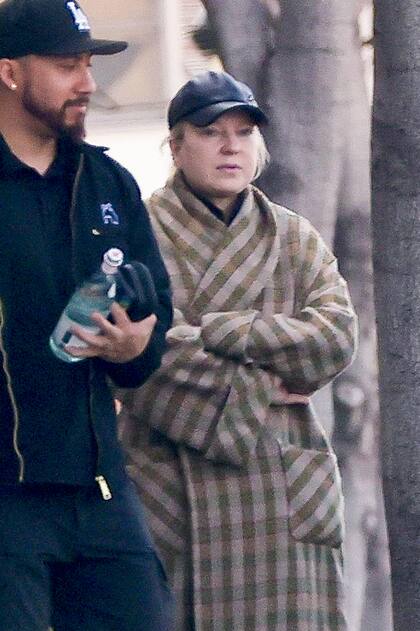 Acompañada por su guardaespaldas, Sia fue vista haciendo algunas compras justo un día después de solicitar el divorcio de Daniel Bernard