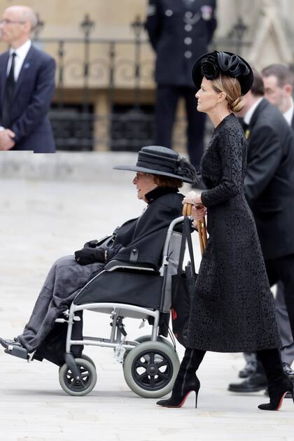 Acompañada por su hija, India Hicks, llega a la abadía de Westminster para el funeral de Estado de la Reina.