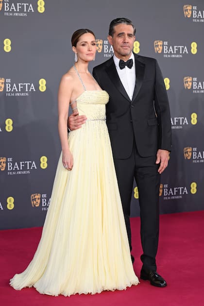 Acompañada por su marido, Bobby Cannavale, la actriz Rose Byrne lució un diseño sofisticado de Miu Miu
con bordados de cristales