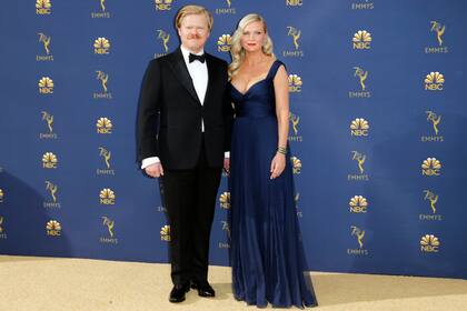 Acompañada por su marido, el actor Jesse Plemons, Kirsten Dunst ingresó a la alfombra de los Emmy 2018. La actriz lució un vestido de Schiaparelli Haute Couture