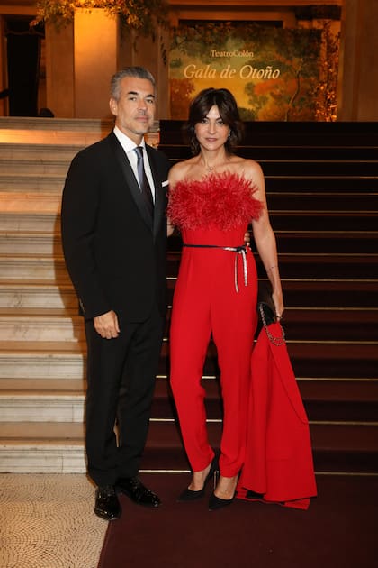 Acompañada por su marido, Juan Pons, Evangelina Bomparola lució un mono rojo con plumas en el escote, blazer a tono, y un collar brillante de Ignacio Bárcena.