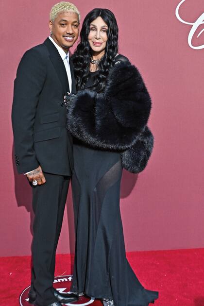 Acompañada por su novio, Alexander Edwards (37), Cher fue la gran atracción de la gala. La cantante de 78 años eligió un vestido de gasa semitransparente de Dion Lee. Llevó, además, una gargantilla de eslabones grandes con diamantes incrustados y un piercing en la nariz.