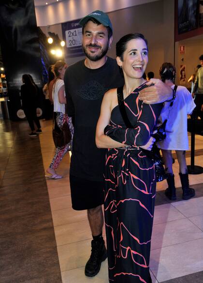 Acompañada por su novio, Flor Torrente eligió un vestido largo de un solo hombro para esta noche de premiere
