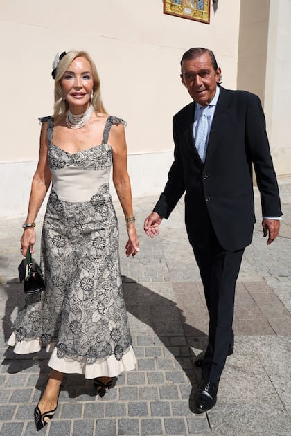 Acompañada por su nuevo novio, Antonio Gutiérrez Marcet, la socialité Carmen Lomana impactó con un vestido de corte midi con tiras anchas y encaje a contratono que acompañó con un collar de perlas