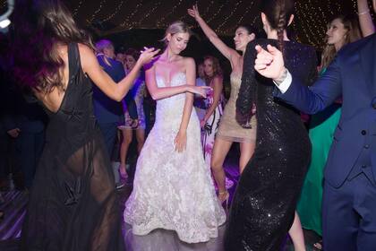 Acompañada por sus hermanas y amigas, Coni no paró de bailar en toda la noche.