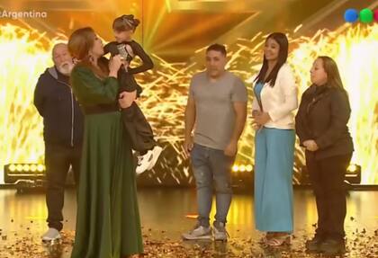 Acompañada por sus padres, su abuelo y su coach Renata celebró el botón dorado de Lizi Tagliani (Foto: Captura Telefe)