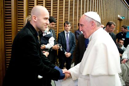Acompañado por el embajador argentino ante la Santa Sede, Juan Pablo Cafiero, Masó le mostró sus dos obras a Francisco