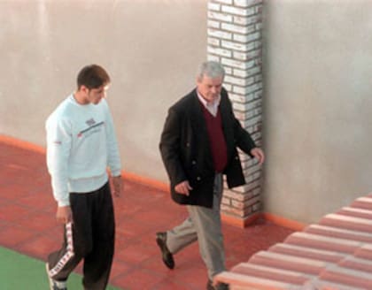 Acompañado por el hermano de Natalia, el juez Risso inspecciona la casa de los Fraticelli