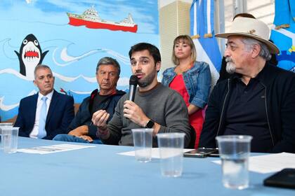 Acompañado por el vicegobernador Gustavo Menna y el intendente de Comodoro Rivadavia, Othar Macharashvili, el gobernador de Chubut, Ignacio Torres, anuncia un convenio para calefaccionar escuelas