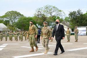 Acompañado por jefes militares, el gobernador Gildo Insfrán celebró junto con el Ejército el Día del Héroe Formoseño