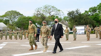 Acompañado por jefes militares, el gobernador Gildo Insfrán recorre las instalaciones del Regimiento de Infantería Monte 29, de Formosa, en un homenaje a quienes defendieron el cuartel