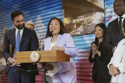 Acompañado por Julie Su, Mamdani comunicó los avances de su plan para abrir supermercados públicos en Nueva York