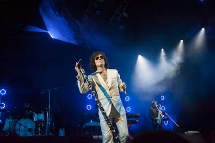 Acompañado por los Santos Inocentes, el artista zaragozano presentó un disco que, aunque desde su nombre parece apuntar al futuro, es puro conflicto con el presente