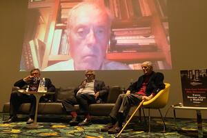 Acompañado por Miguel Wiñazki y Marcelo Gioffré, el escritor Juan José Sebreli presentó ayer en la Asociación Amigos del Museo de Bellas Artes el libro que escribió a cuatro manos con Blas Matamoro, conectado desde Madrid en la pantalla