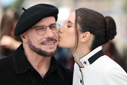 Acompañado por su hija, la actriz Ella Bleu, Travolta se mostró muy emocionado por el reconocimiento que le brindó el festival