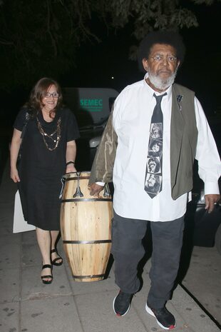 Acompañado por su mujer Patricia Jodara, el cantante y percusionista uruguayo Rubén "Negro" Rada llevó música a la fiesta. 
