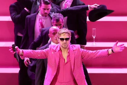 Acompañado por un cuerpo de baile vestido de negro y con camisas con detalles en rosa, Gosling y su compañero de elenco, Simu Liu, protagonizaron el tercer número musical de la ceremonia