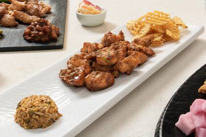 Acompañado por un especiado arroz y crocantes papas, en esta receta el pollo llega con sabor butter honey.