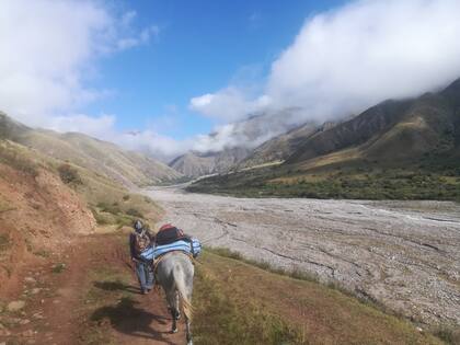 Acompañados por baqueanos, los médicos y agentes sanitarios realizan trabajo preventivo en el marco del operativo de protección civil por el avance del coronavirus
