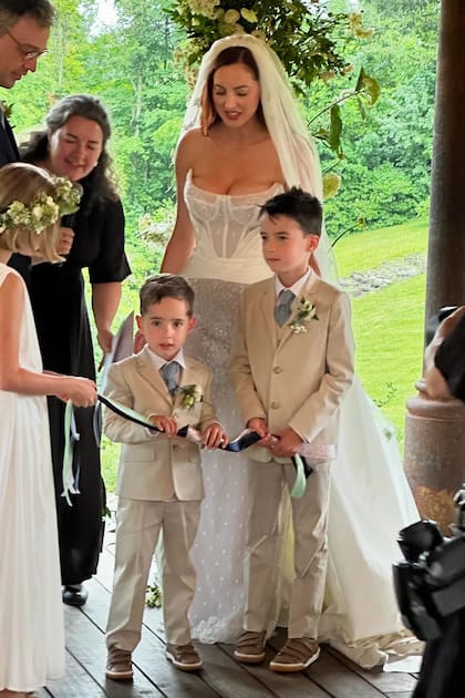 Acompañados por sus niños, los novios hicieron una bendición de los aniillos y luego compartieron las alianzas unidas por una cinta con el resto de los invitados, "para que todos transmitieran buena energía antes de intercambiar nuestros votos", dijo Amorri en exclusiva a la revista People.