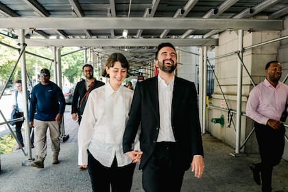 Acompañando a Zohran Mamdani en un recorrido urbano con un look sencillo e informal