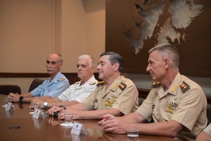 Acompañaron al teniente general Presti los jefes del Ejército, general de división Oscar Santiago Zarich; de la Armada, vicealmirante Juan Carlos Romay; y de la Fuerza Aérea, brigadier mayor Gustavo Javier Valverde