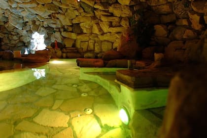 Acorde a los dichos de los protagonistas, las orgías provocaron que se taparan los filtros y se tuviera que clausurar la gruta