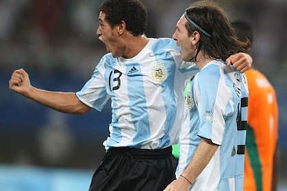 Acosta grita su gol junto a Messi, una postal del 2008