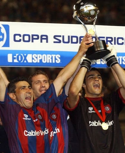 Alberto Acosta, Sebastián Saja y Pablo Michelini, en el festejo de San Lorenzo en 2002: San Lorenzo fue el primer ganador de la Copa Sudamericana