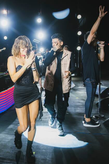 Acostumbrada a los escenarios, Natalie Pérez no dudó en subirse cuando la invitaron a bailar para la multitud