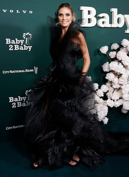 Acostumbrada a sorprender, la modelo y conductora de televisión Heidi Klum llegó a la gala con un deslumbrante vestido gótico sin mangas, lleno de volumen, realizado con organza