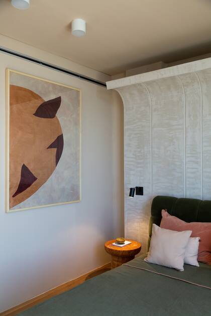 Acrílico sobre papel tailandés de la artista Adriana Carambia en la habitación del espacio 803 a cargo de Rob Ortiz