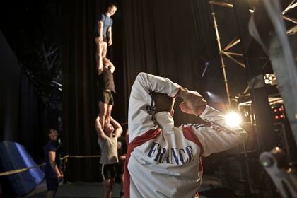 Acróbatas preparándose previo a la función. Séptimo Día. Cirque Du Soleil. Polideportivo de Mar del Plata