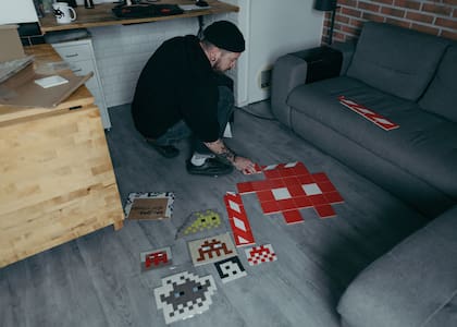 Un fan de las obras del artista en su apartamento de París