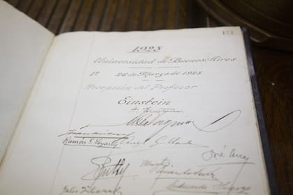 Acta firmada por Albert Einstein en ocasión de su conferencia en el Aula Magna en 1925