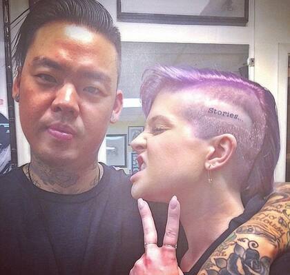 Actitud rocker... Kelly, su tatuador y su nuevo tattoo