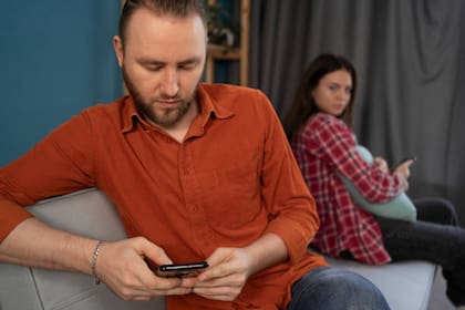 Actitudes como el uso secreto del celular o cambiar contraseñas frecuentemente podrían reflejar problemas de confianza (Foto: iStock)