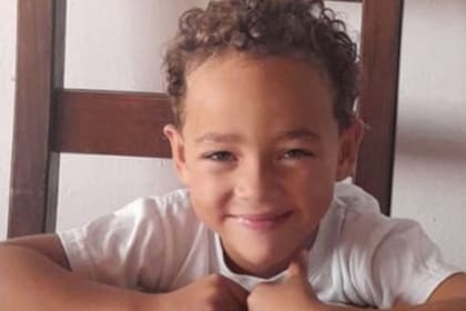El chico fue por última vez junto a su padre, quien actualmente se encuentra prófugo
